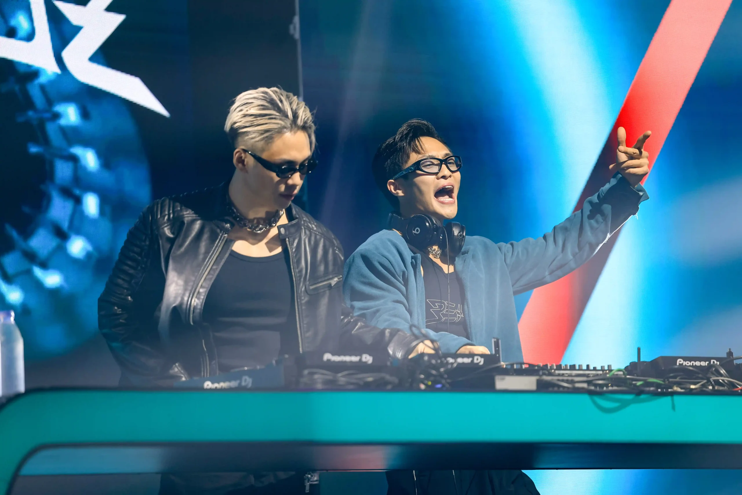 IQOS FOREVER CURIOUS