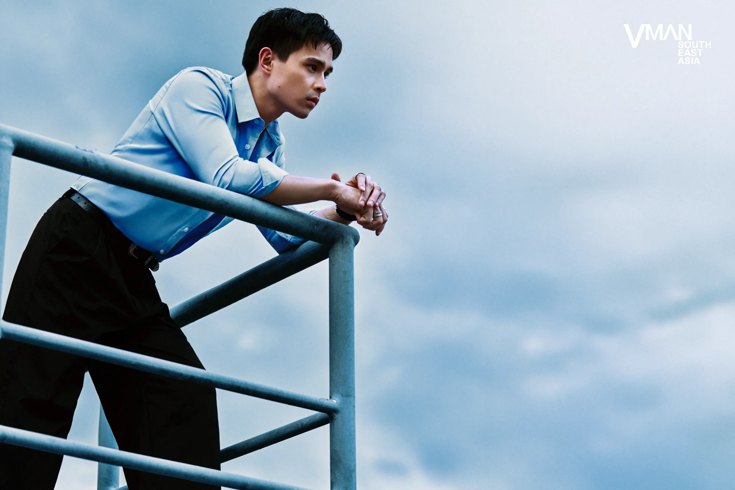 ralph de leon looking at skyline